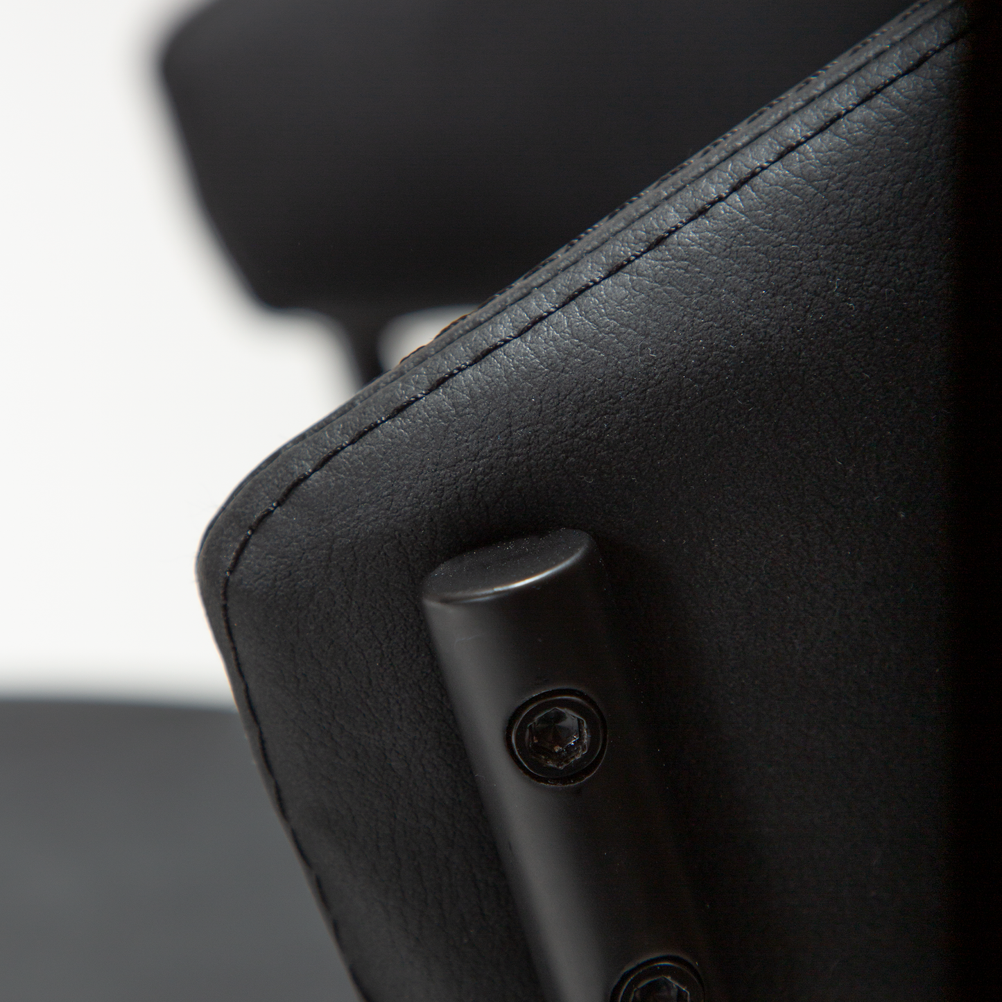 [var:Bezug=Raben-schwarzes Kunstleder mit schwarzen Beinen] ZONE Stuhl