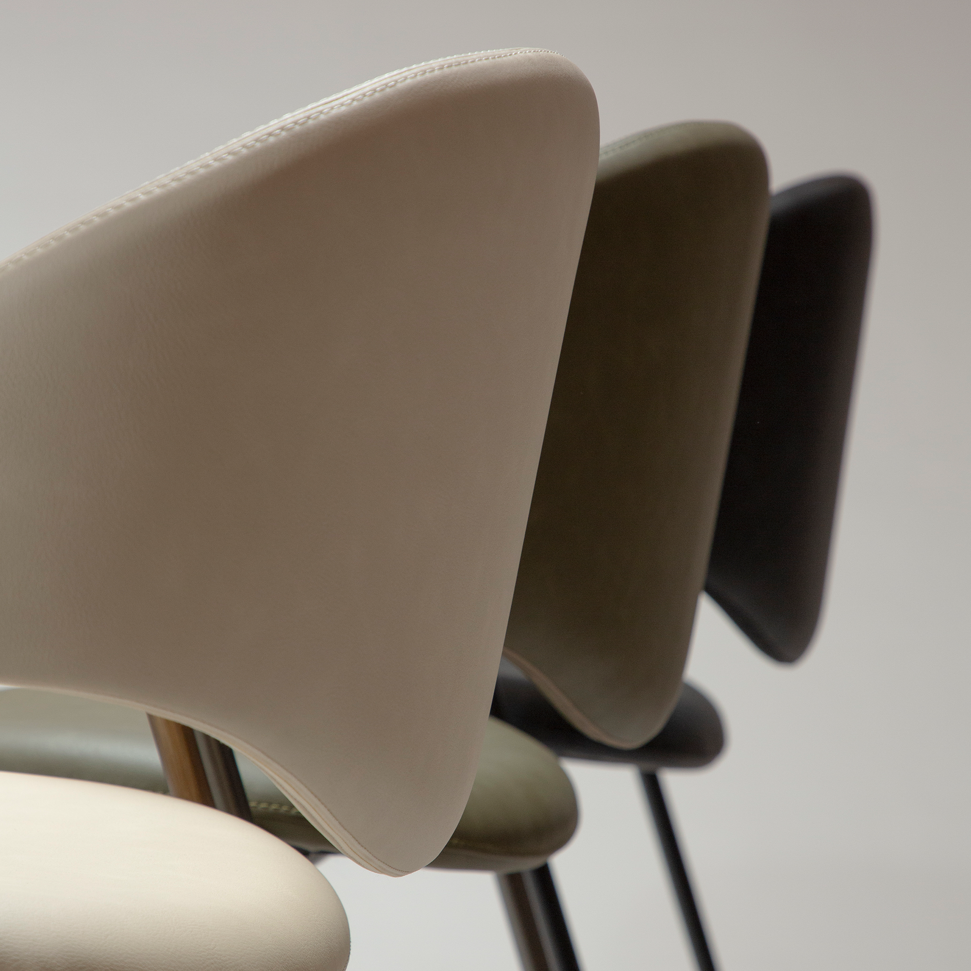 [var:Bezug=Raben-schwarzes Kunstleder mit schwarzen Beinen] ZONE Stuhl