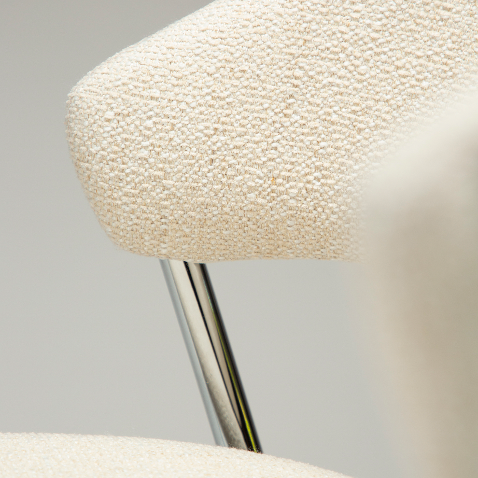 [var:Bezug=Einfaches beiges Bouclé-Gewebe mit verchromten Beinen] ZONE Stuhl