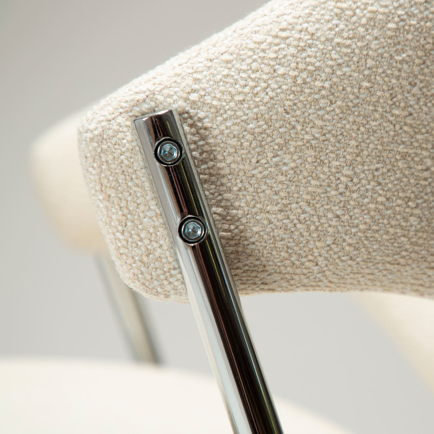 [var:Bezug=Einfaches beiges Bouclé-Gewebe mit verchromten Beinen] ZONE Stuhl