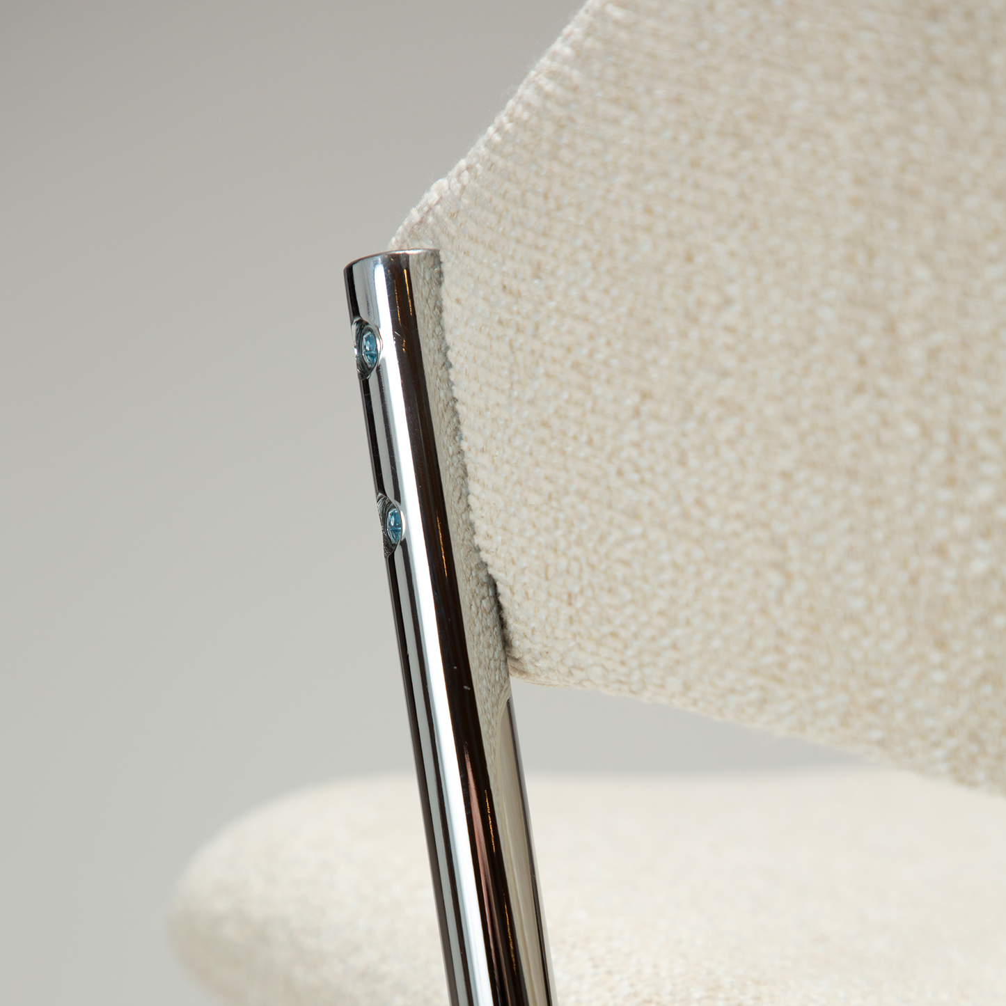 [var:Bezug=Einfaches beiges Bouclé-Gewebe mit verchromten Beinen] ZONE Stuhl